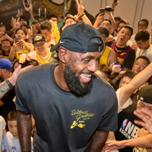 kaiyun-排面拉满！詹姆斯登上《人民日报》：篮球是连接彼此的桥梁